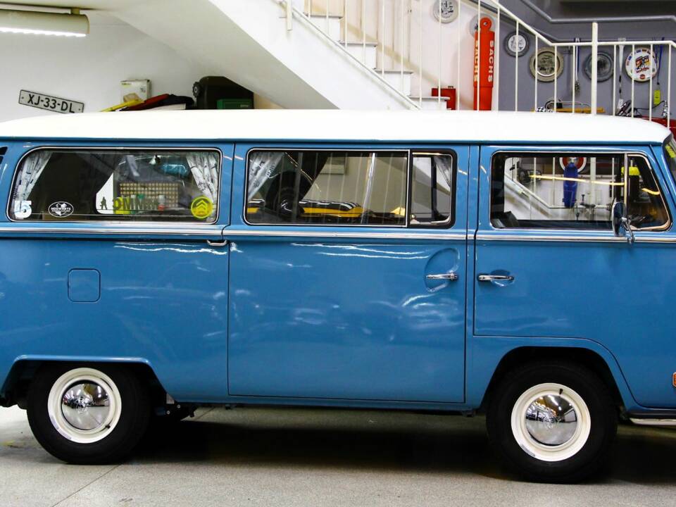 Image 5/33 of Volkswagen T2a minibus (1970)