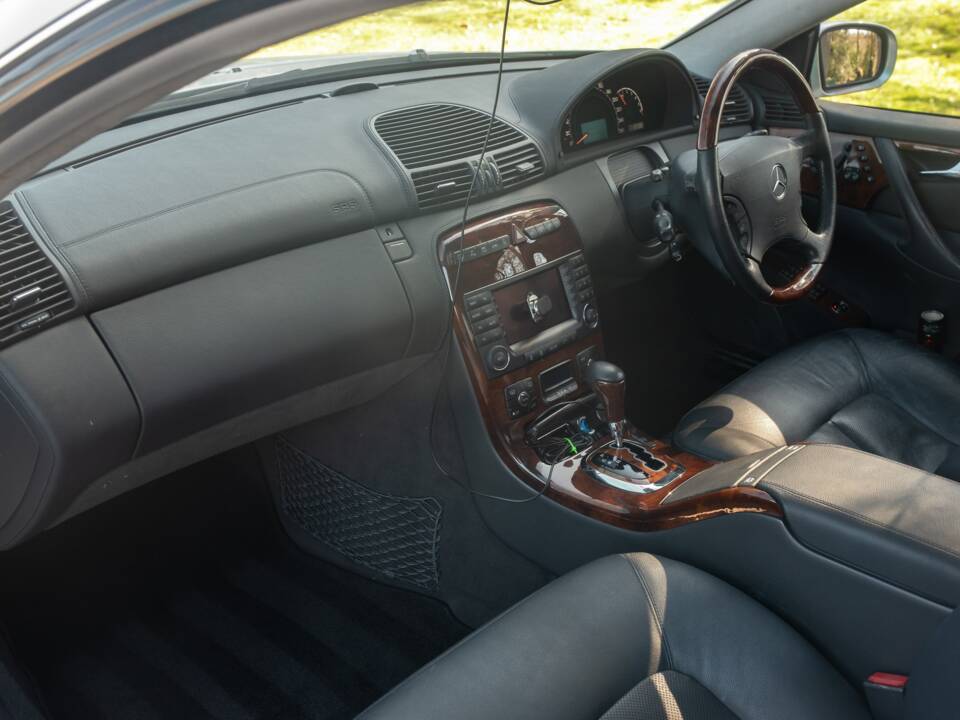 Image 25/50 of Mercedes-Benz CL 500 (2002)