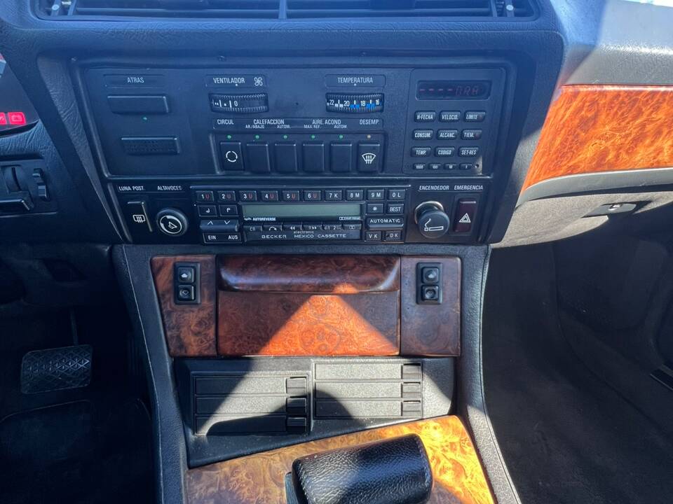 Image 26/36 of BMW 745i (1985)