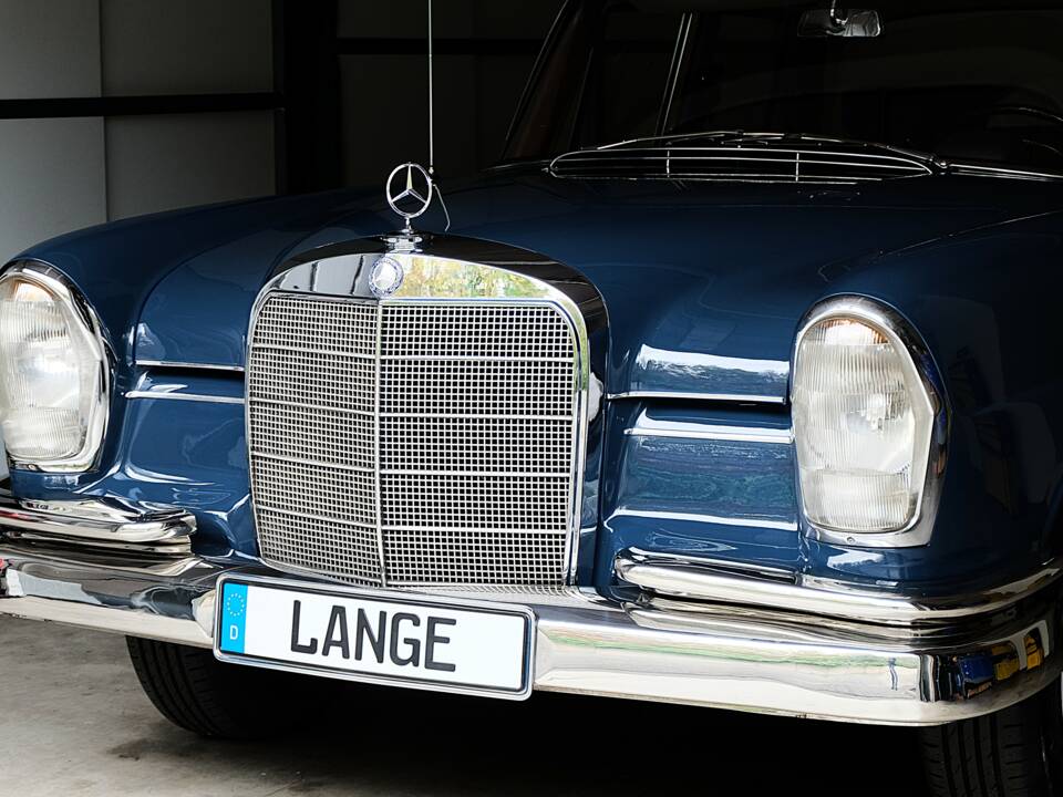 Image 35/76 de Mercedes-Benz 220 S b (1963)