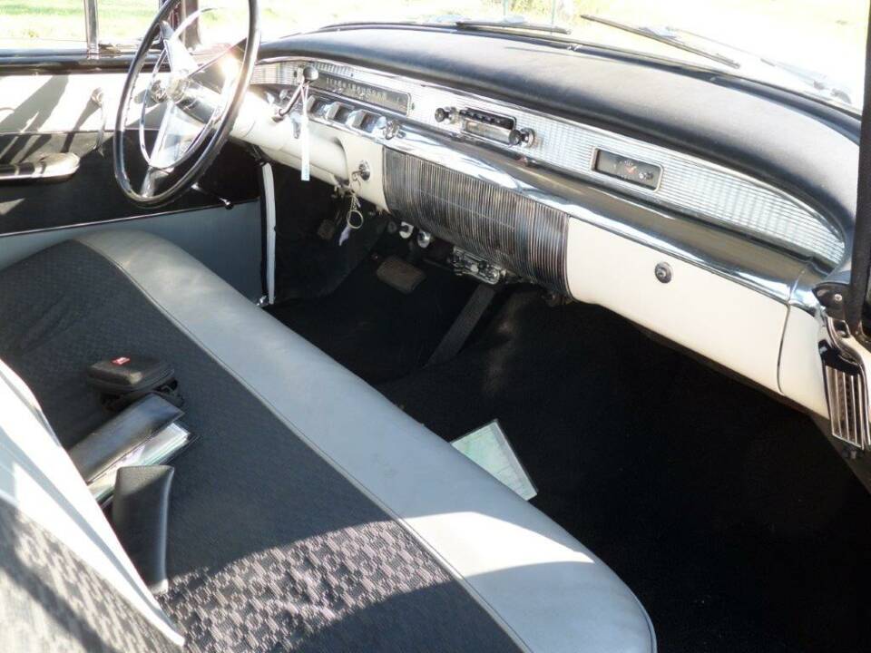 Image 6/9 of Buick Riviera Sedan (1956)