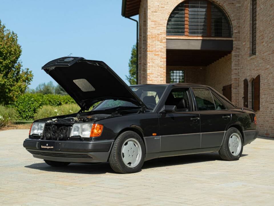 Bild 49/50 von Mercedes-Benz 300 E-24 (1989)
