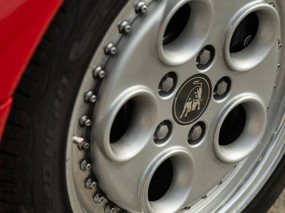 Image 28/50 of Lamborghini Diablo VT (1993)