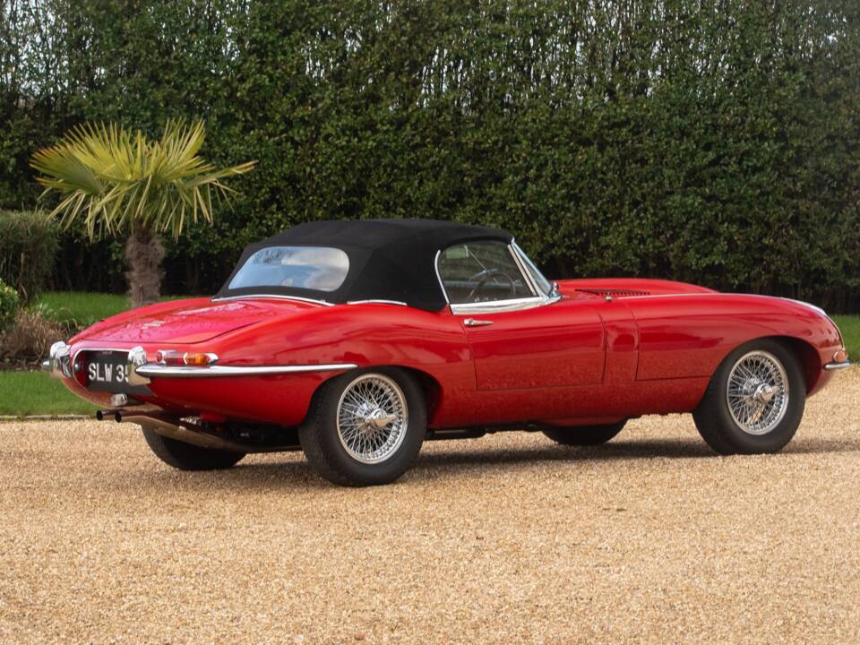 Image 3/50 de Jaguar E-Type (1967)