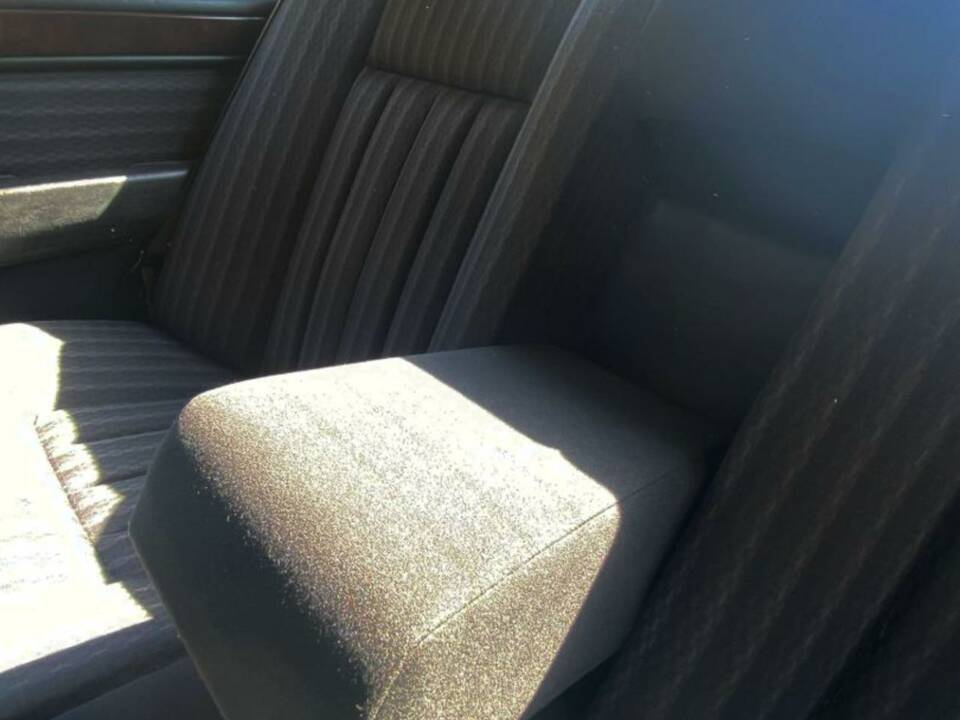 Image 38/48 of Mercedes-Benz E 200 (1991)