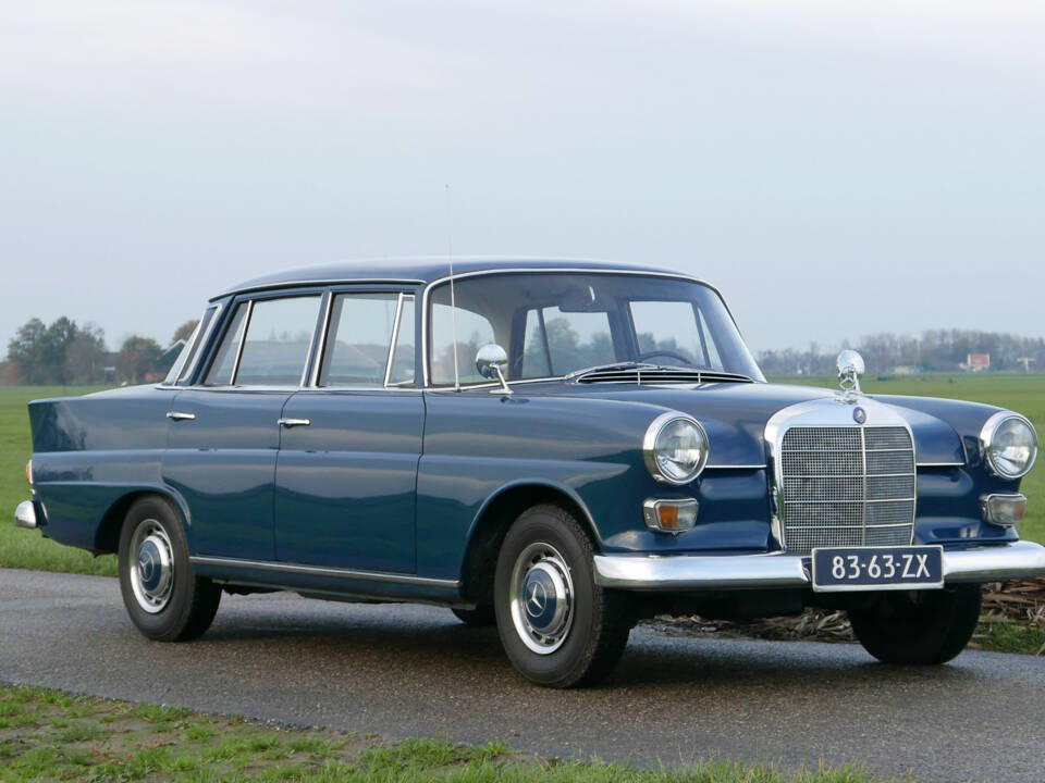 Image 13/39 of Mercedes-Benz 200 (1967)