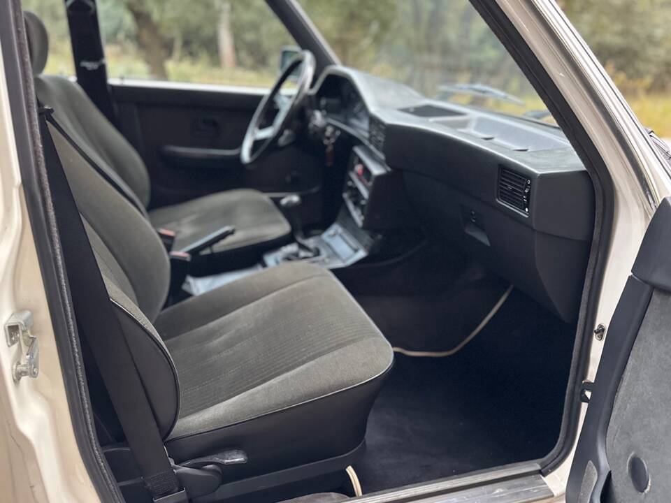 Bild 22/47 von BMW 528i (1986)