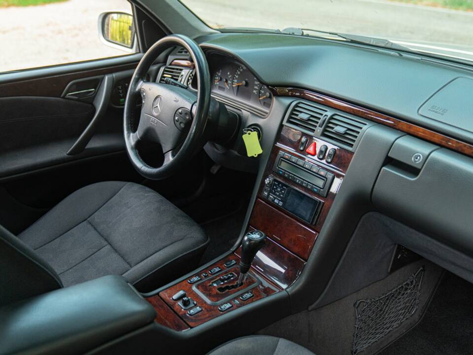 Image 24/50 of Mercedes-Benz E 430 (2000)