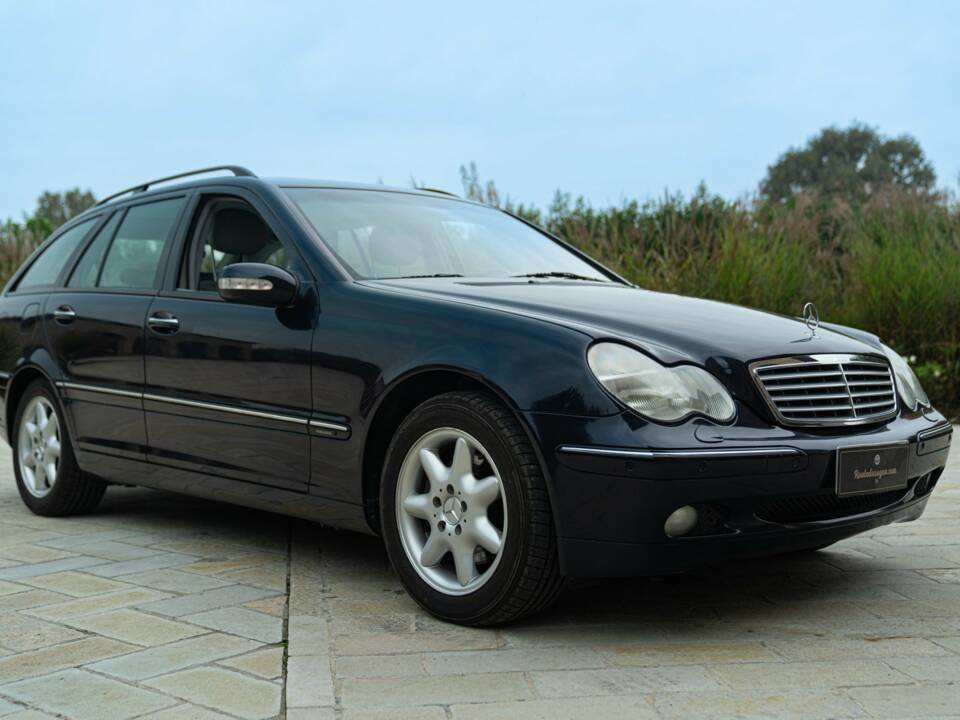 Image 9/50 of Mercedes-Benz C 320 T (2001)