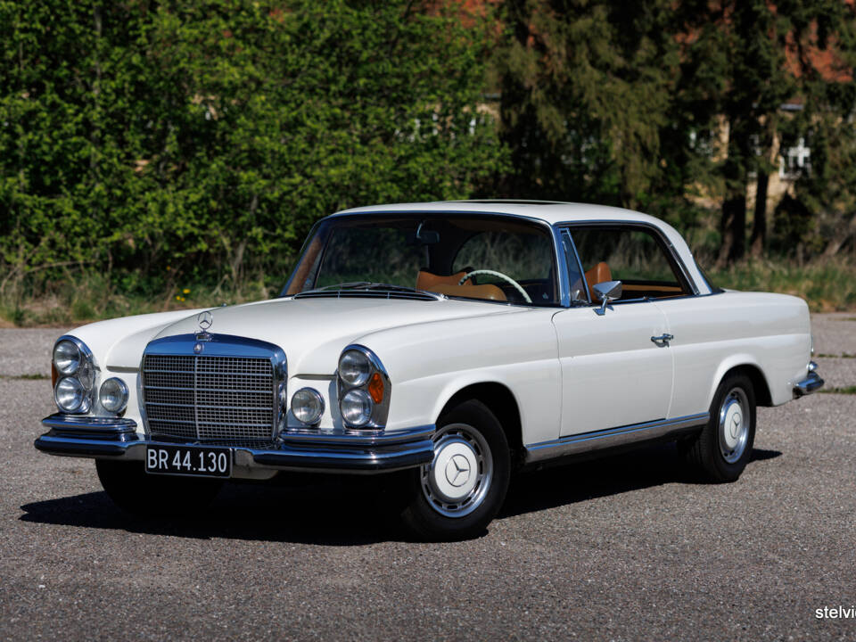 Image 2/38 of Mercedes-Benz 280 SE 3,5 (1970)