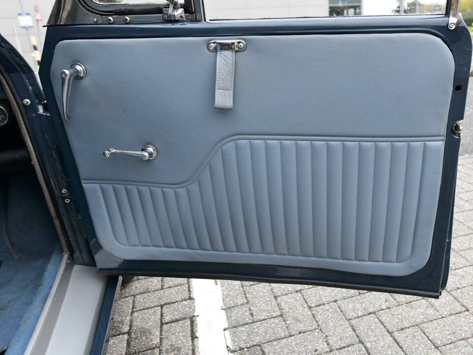 Image 34/50 of Morris Minor 1000 Traveller (1969)