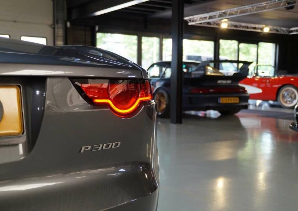 Image 41/50 of Jaguar F-Type (2019)