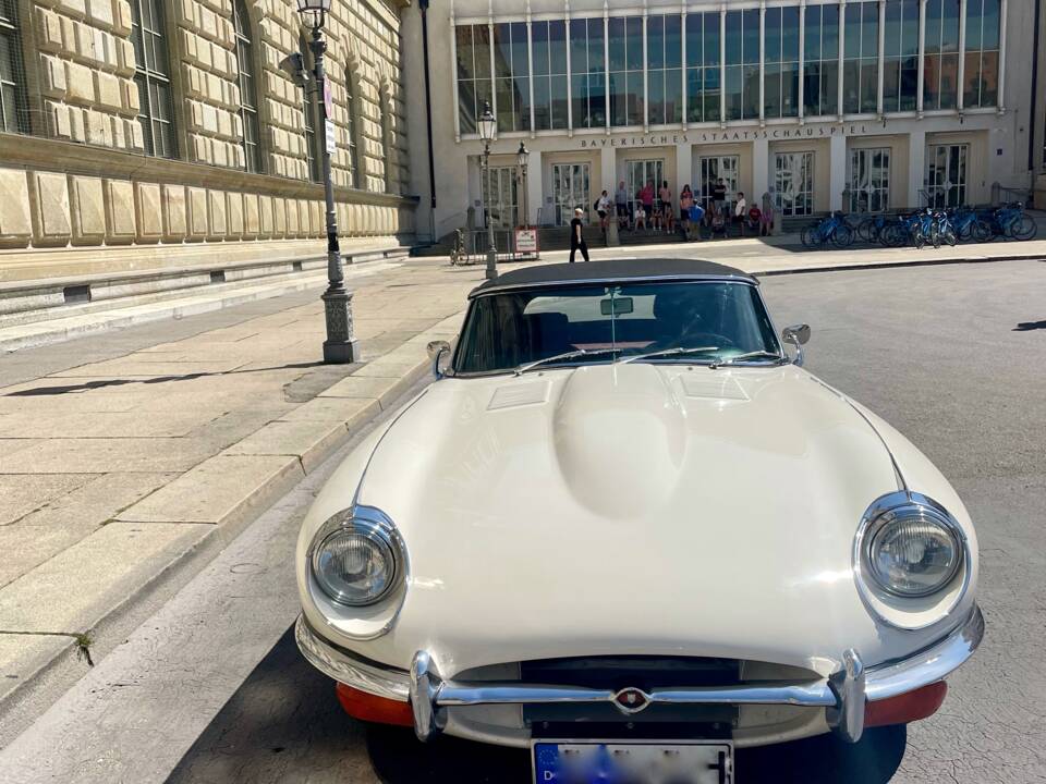 Image 4/30 de Jaguar E-Type (1969)