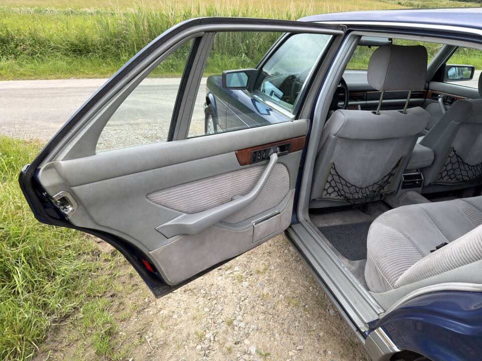 Image 19/20 of Mercedes-Benz 560 SEL (1988)