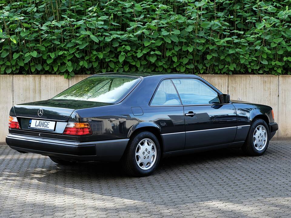 Image 8/63 of Mercedes-Benz 300 CE (1991)