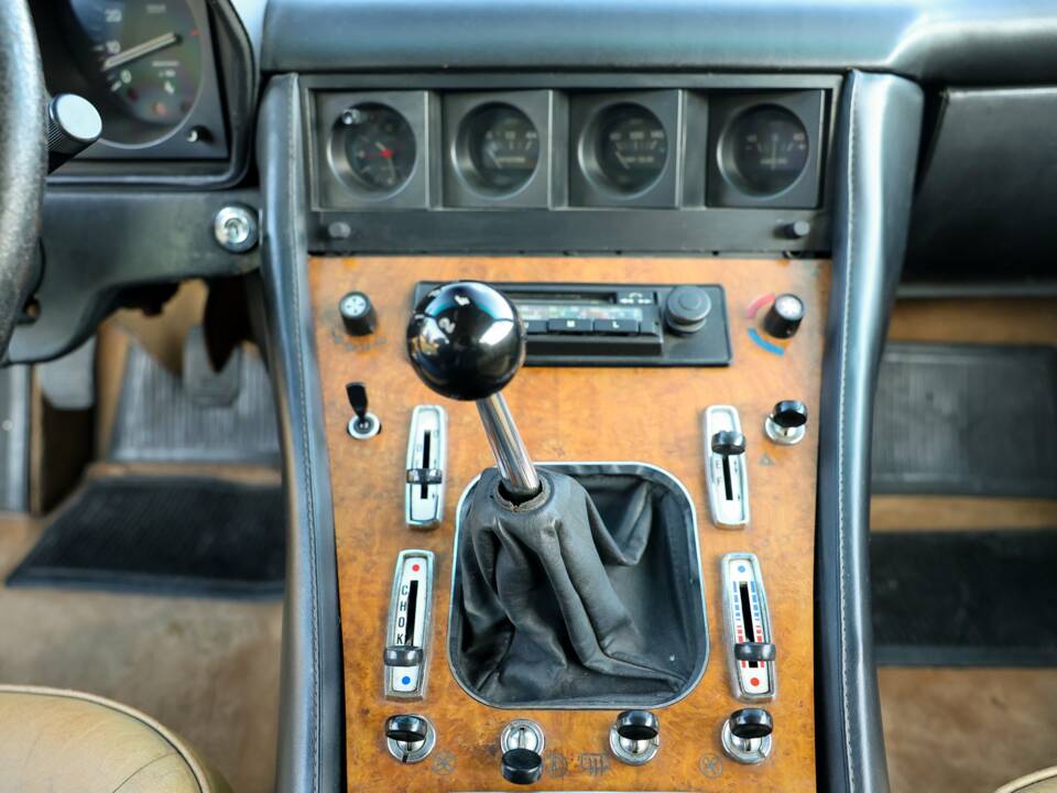 Image 15/32 of Ferrari 400 GT (1977)