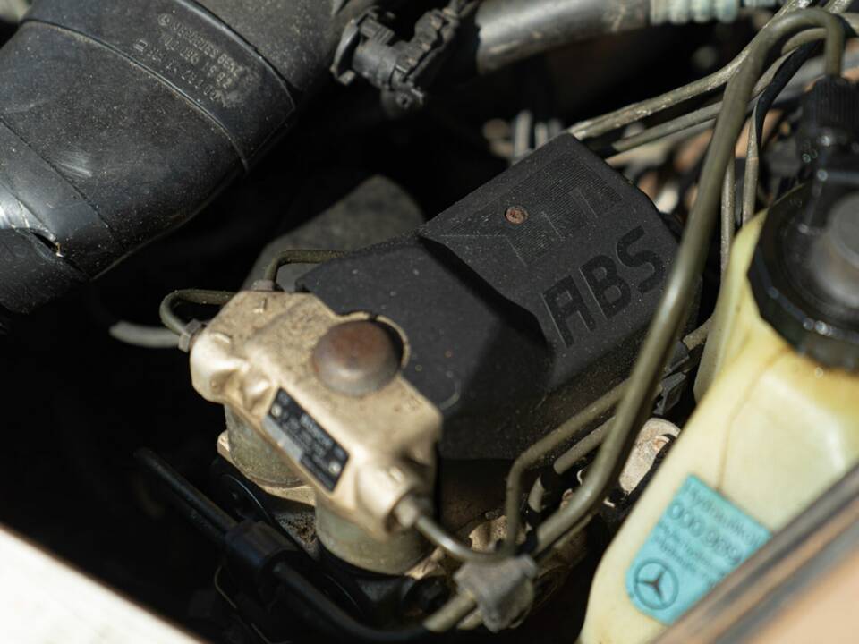 Bild 45/46 von Mercedes-Benz 300 CE (1988)