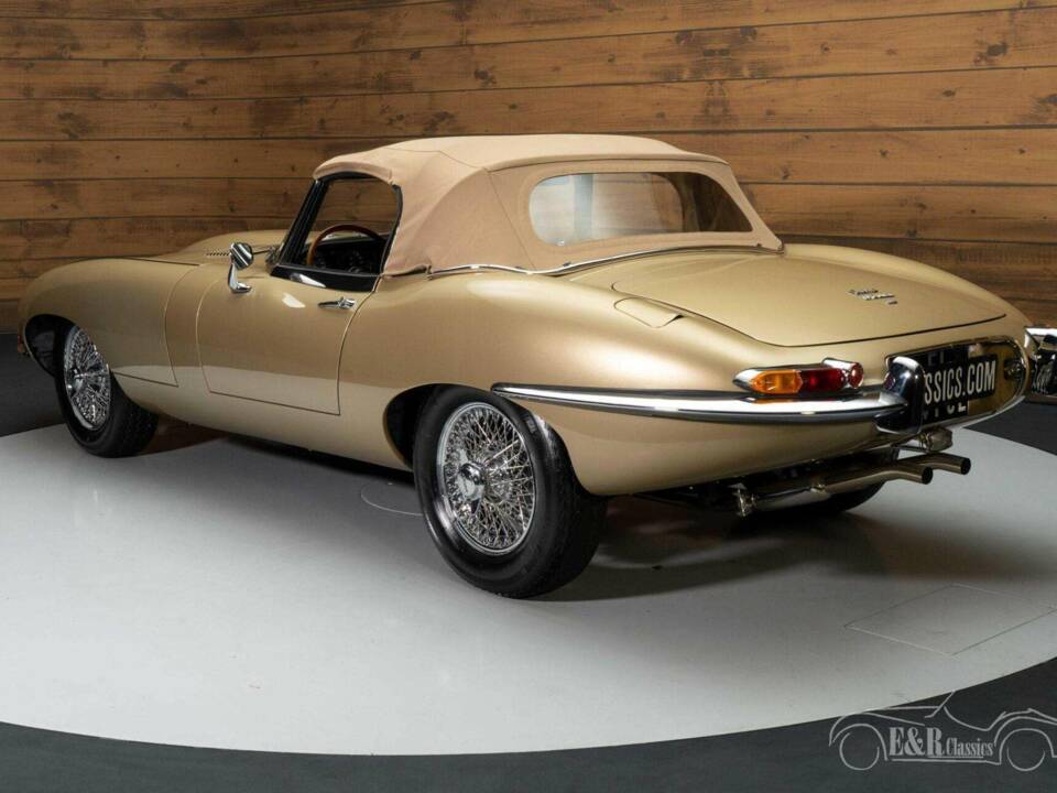 Image 9/18 de Jaguar E-Type (1967)