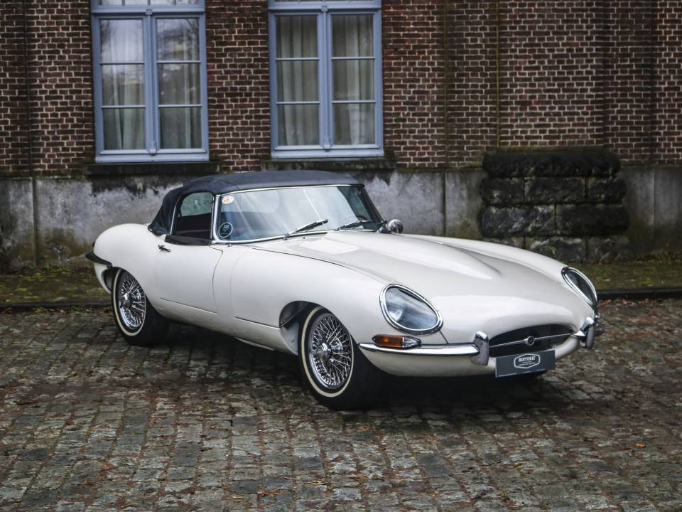 Image 17/32 of Jaguar Type E 4.2 (1966)