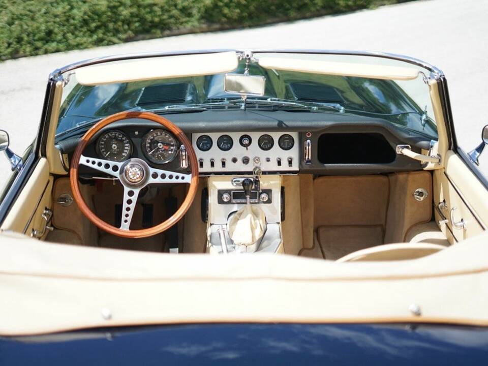 Image 2/8 of Jaguar E-Type "Lightweight" (1963)