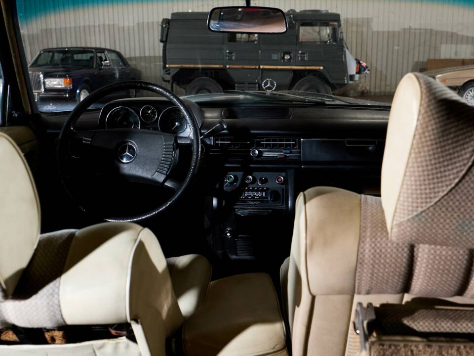Image 56/64 of Mercedes-Benz 230/6 LWB (1976)