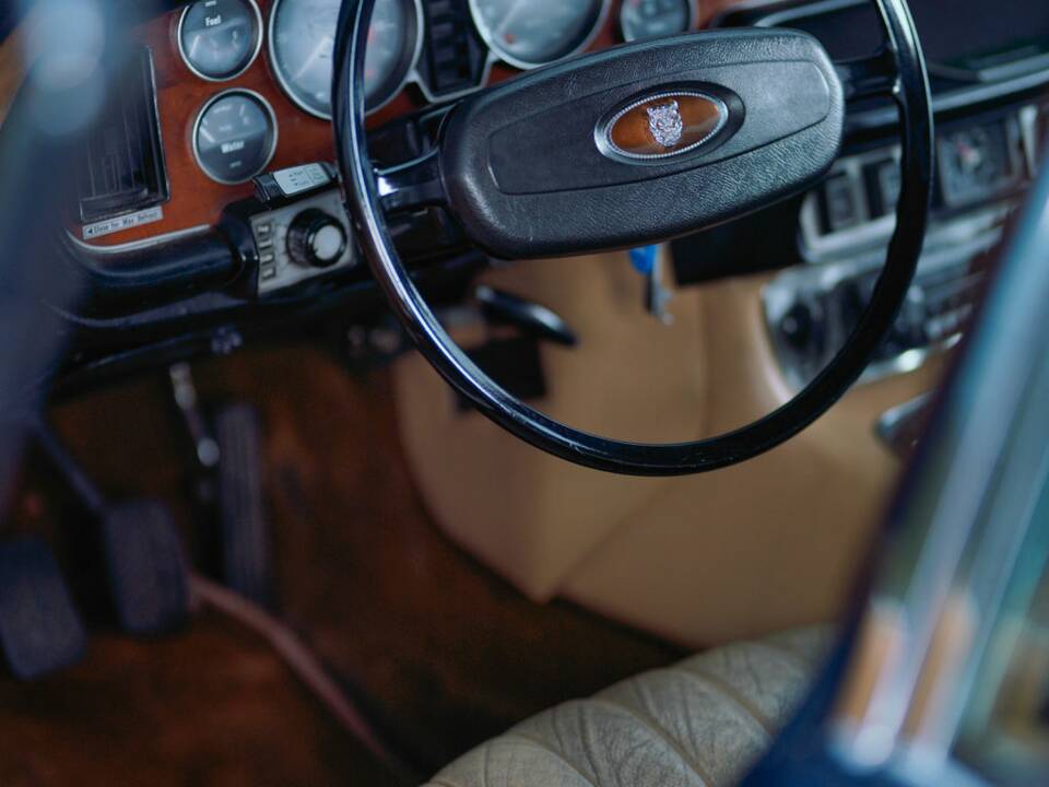 Image 24/26 de Jaguar XJ 6 L 4.2 (1976)