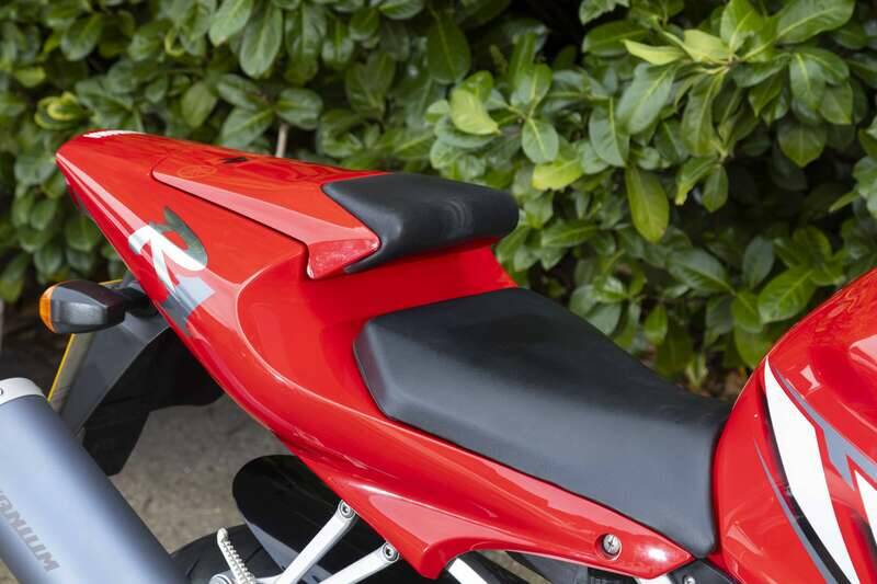 Image 8/33 of Yamaha YZF-R1 (2001)