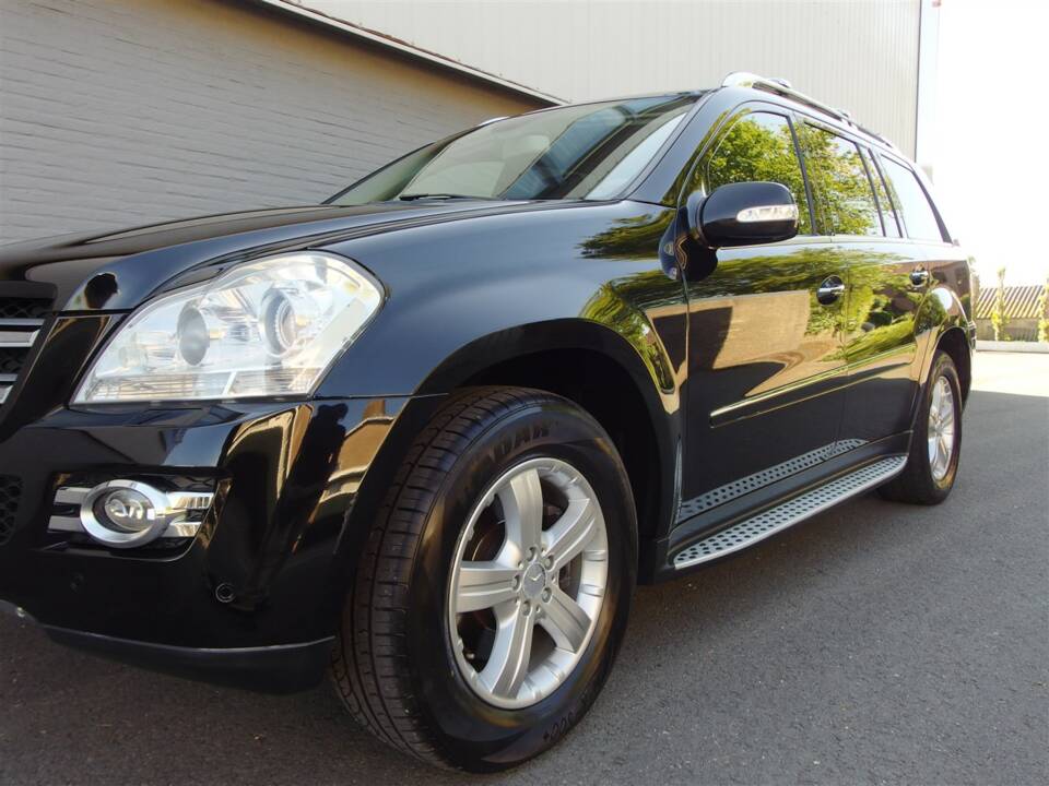 Image 27/100 of Mercedes-Benz GL 550 4MATIC (2008)