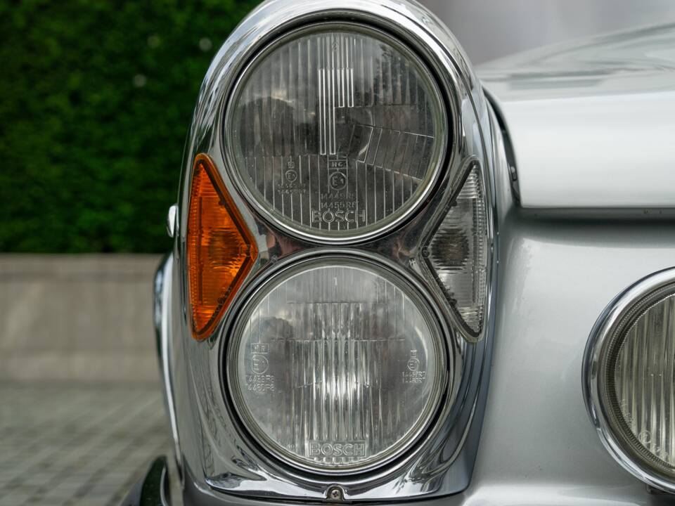 Image 30/95 of Mercedes-Benz 280 SE 3,5 (1970)