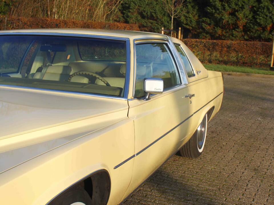 Image 17/56 of Cadillac Coupe DeVille (1977)