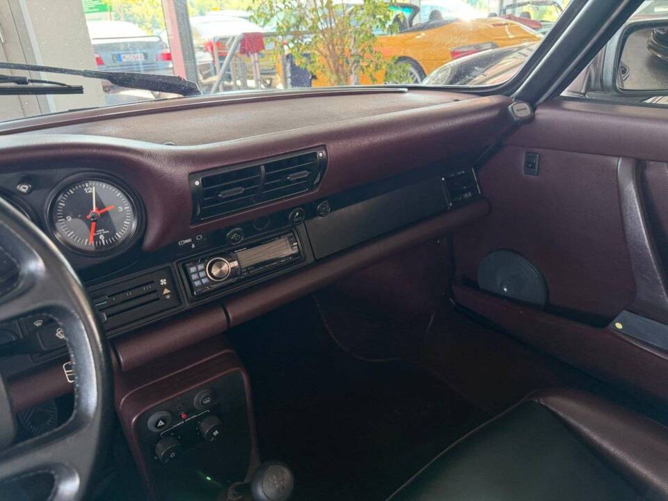 Afbeelding 23/41 van Porsche 911 Carrera 3.2 (WTL) (1987)