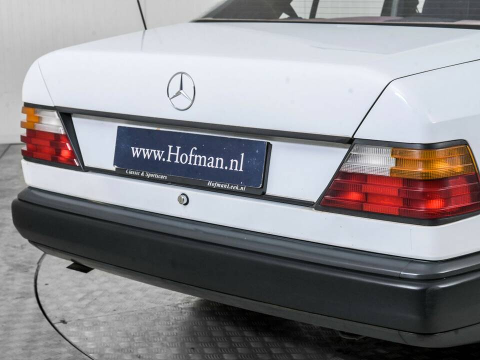 Image 29/50 of Mercedes-Benz 200 (1986)