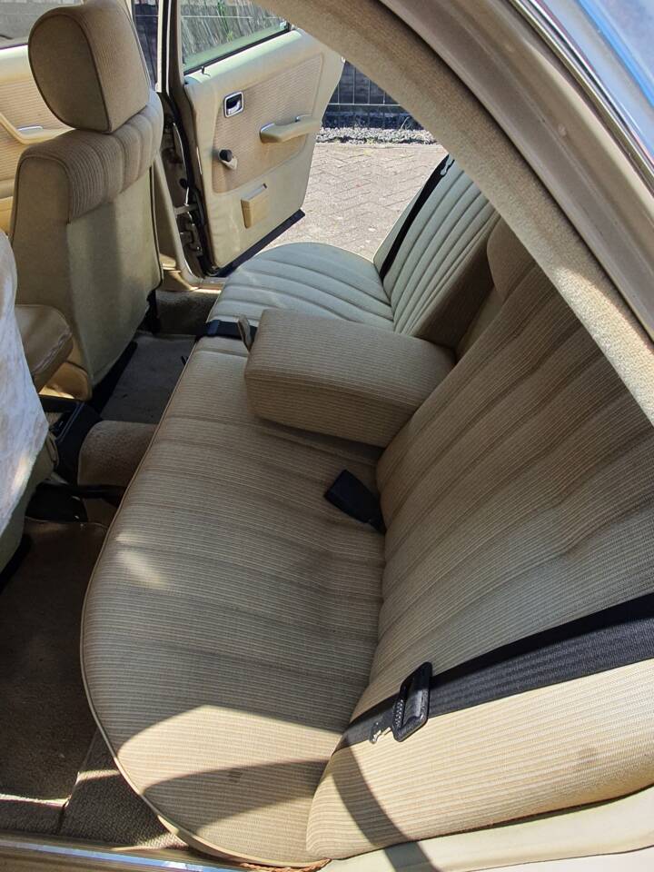 Image 8/12 of Mercedes-Benz 200 (1982)