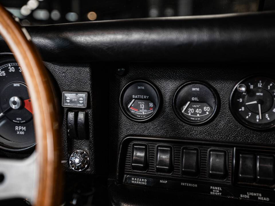 Image 30/53 de Jaguar E-Type (1970)