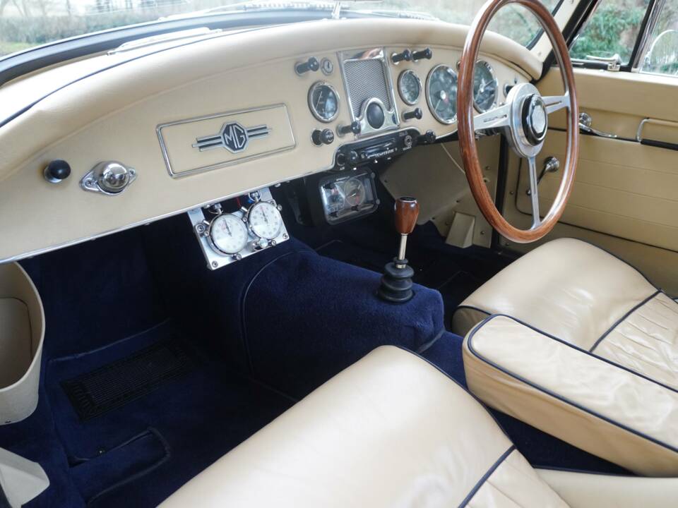Image 11/17 of MG MGA 1600 (1959)