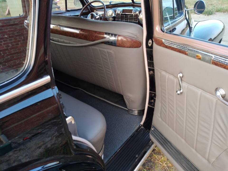 Image 15/50 of Cadillac 61 Sedan (1941)