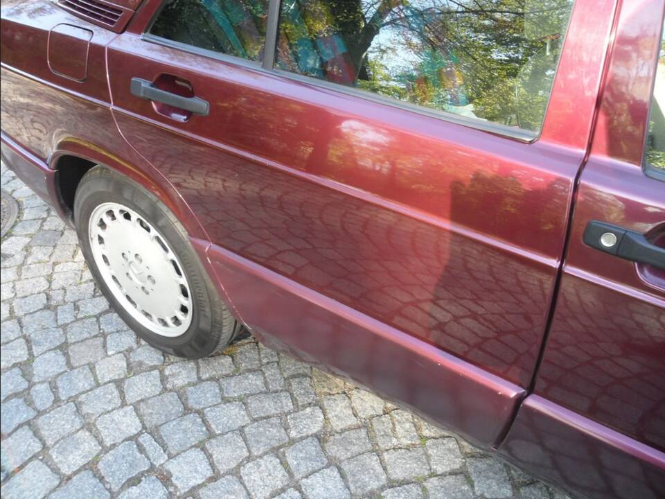 Image 39/137 of Mercedes-Benz 190 E 1.8 Avantgarde &quot;Rosso&quot; (1992)