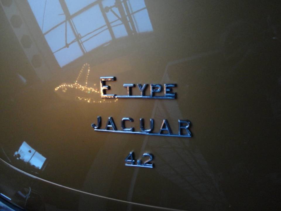 Image 11/23 of Jaguar E-Type (1969)