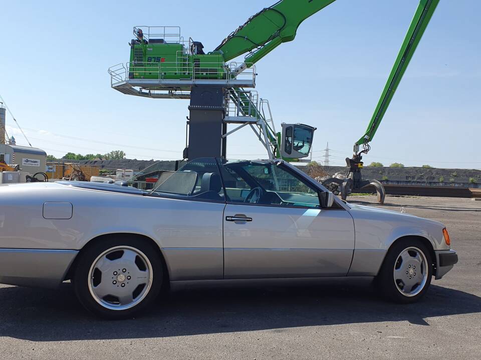 Imagen 18/94 de Mercedes-Benz 300 CE-24 3.4 AMG (1992)
