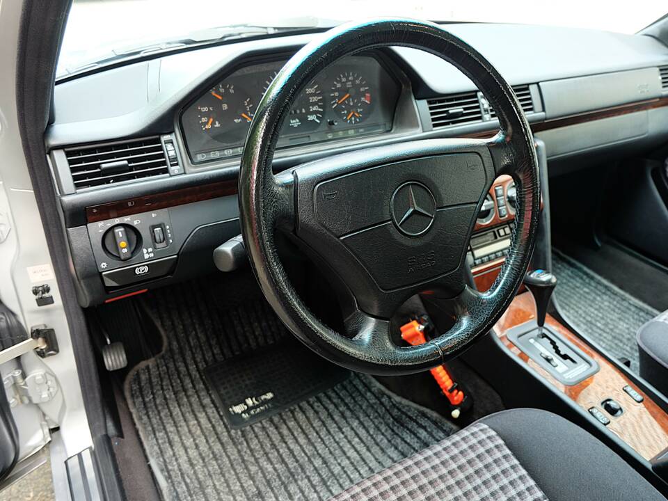 Image 16/75 of Mercedes-Benz E 280 T (1994)