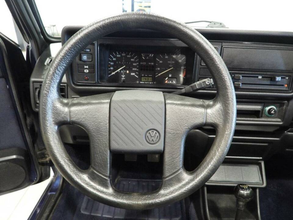 Image 4/10 de Volkswagen Golf Mk I Convertible 1.8 (1993)