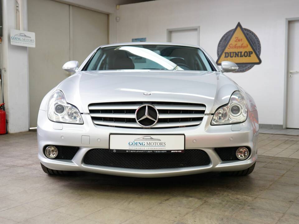 Image 4/34 de Mercedes-Benz CLS 55 AMG (2005)