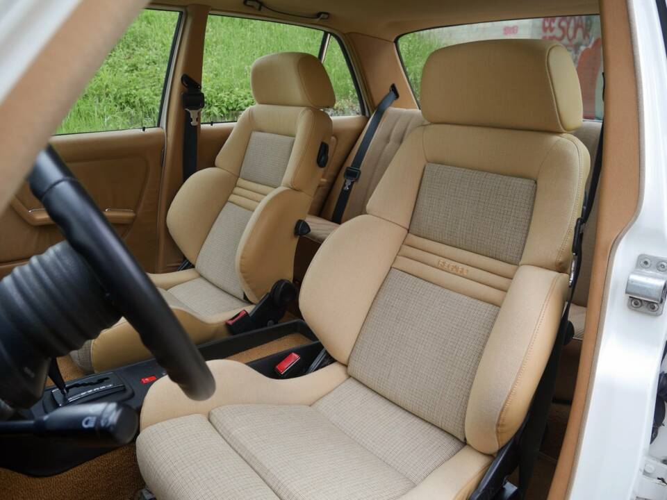 Immagine 9/50 di Mercedes-Benz 230 E (1900)