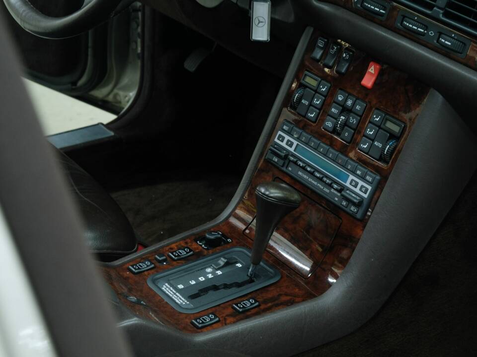 Bild 36/50 von Mercedes-Benz 300 SE (1992)
