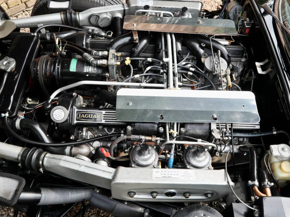 Image 21/50 of Jaguar E-Type V12 (1974)