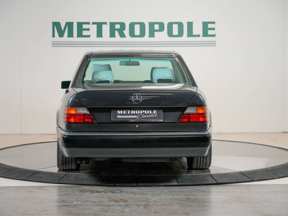 Image 16/32 of Mercedes-Benz 500 E (1992)
