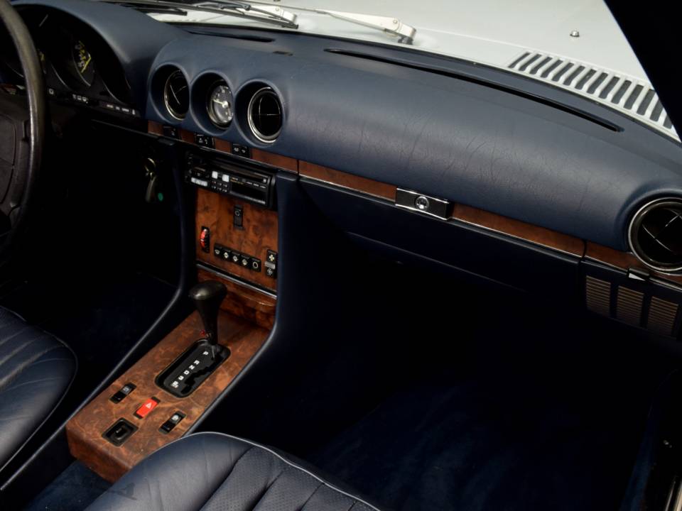 Image 27/32 of Mercedes-Benz 560 SL (1987)