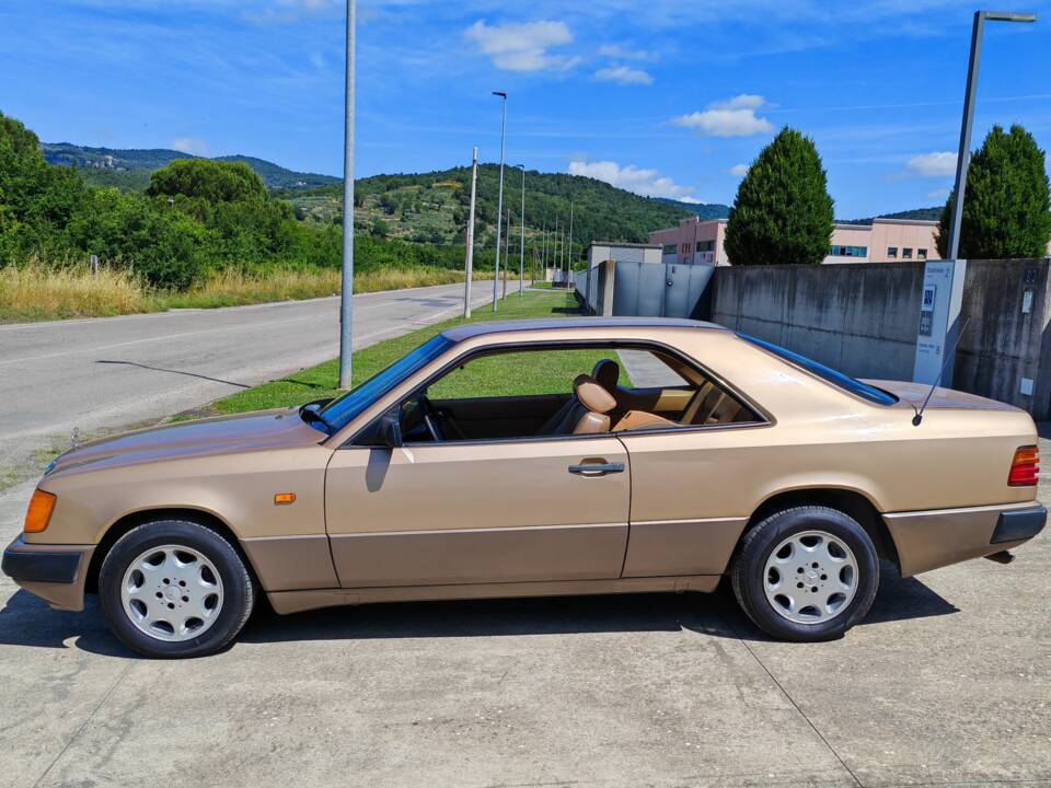 Image 4/42 of Mercedes-Benz 300 CE (1988)