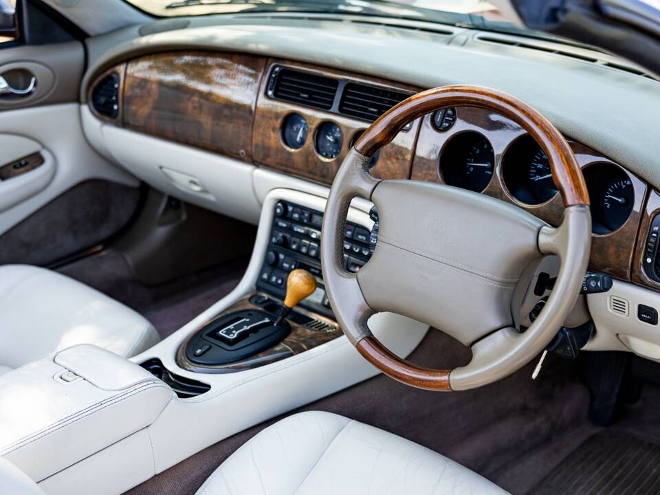 Immagine 27/42 di Jaguar XK8 4.0 (2001)