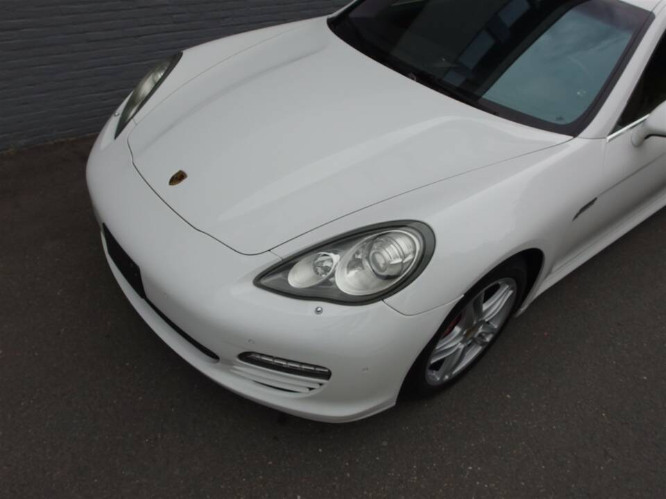 Image 13/98 of Porsche Panamera S (2010)
